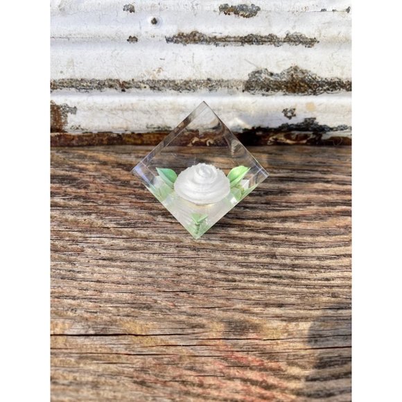 Vintage Russ Acrylic Lucite White Flower Paper Weight - Picture 4 of 6